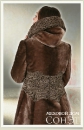  коричневая мутоновая шуба (капюшон и поясная часть отделанная мехом каракуля), вид сзади
