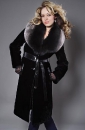женская шуба из мутона чёрная (модель с широким воротником, карманами и кожаным поясом)