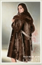  женская шуба из мутона (облагороженная овчина) коричневая с капюшоном и кожаным поясом, вид сзади