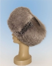 женская шапка из меха лисы украшенная брошью
