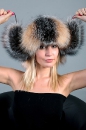 популярная модель женской шапки из лисы (крашенный мех)