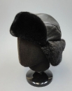 мужская модель шапки ушанки из меха норки чёрного цвета с завёрнутыми назад ушами, головные уборы