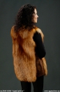 женский меховой жилет из отбеленной лисы с кожаными вставками, вид сзади