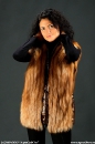 женский меховой жилет из отбеленной лисы с кожаными вставками, вид спереди