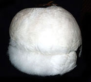 Белая шапка (головной убор) из птичьего меха.